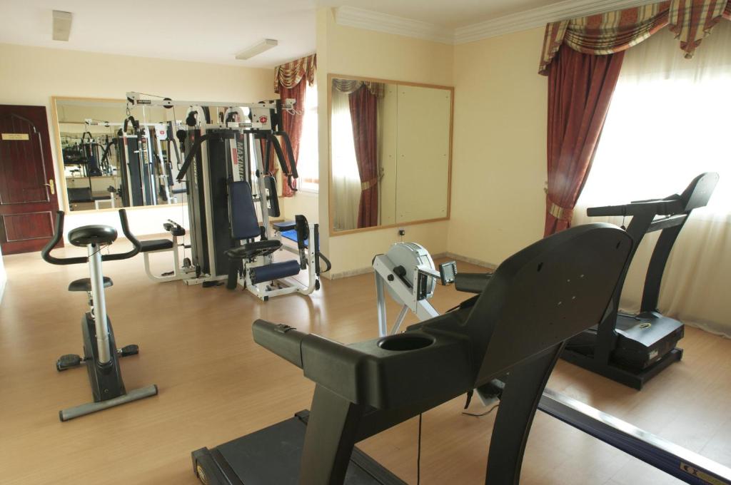 Fitness centrum a/nebo fitness zařízení v ubytování Safeer Hotel Suites