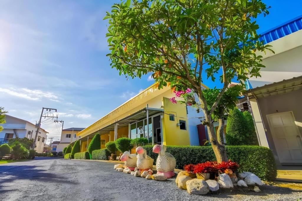 un groupe d'animaux farcis assis sur le côté d'un bâtiment dans l'établissement Panita Resort, à Ban Phang Phrao