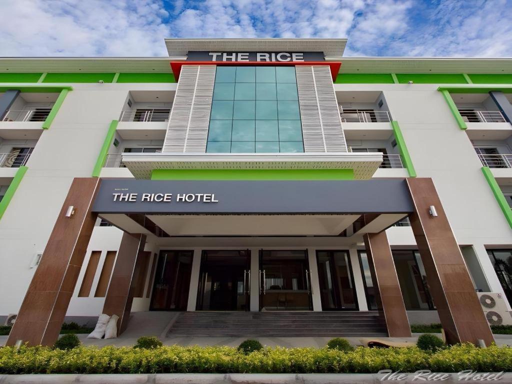 ein Gebäude mit dem Hotel vor dem Hotel in der Unterkunft The Rice Hotel in Roi Et