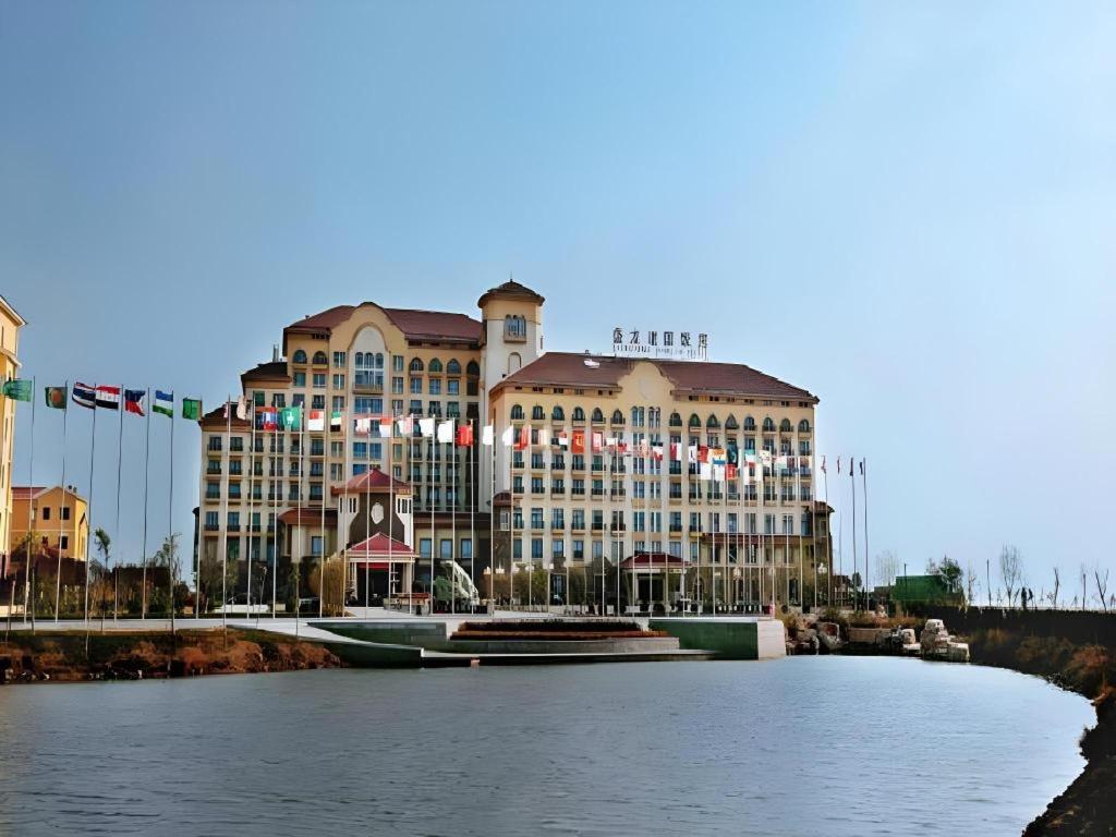 Výhled na řeku, která protéká v blízkosti hotelu
