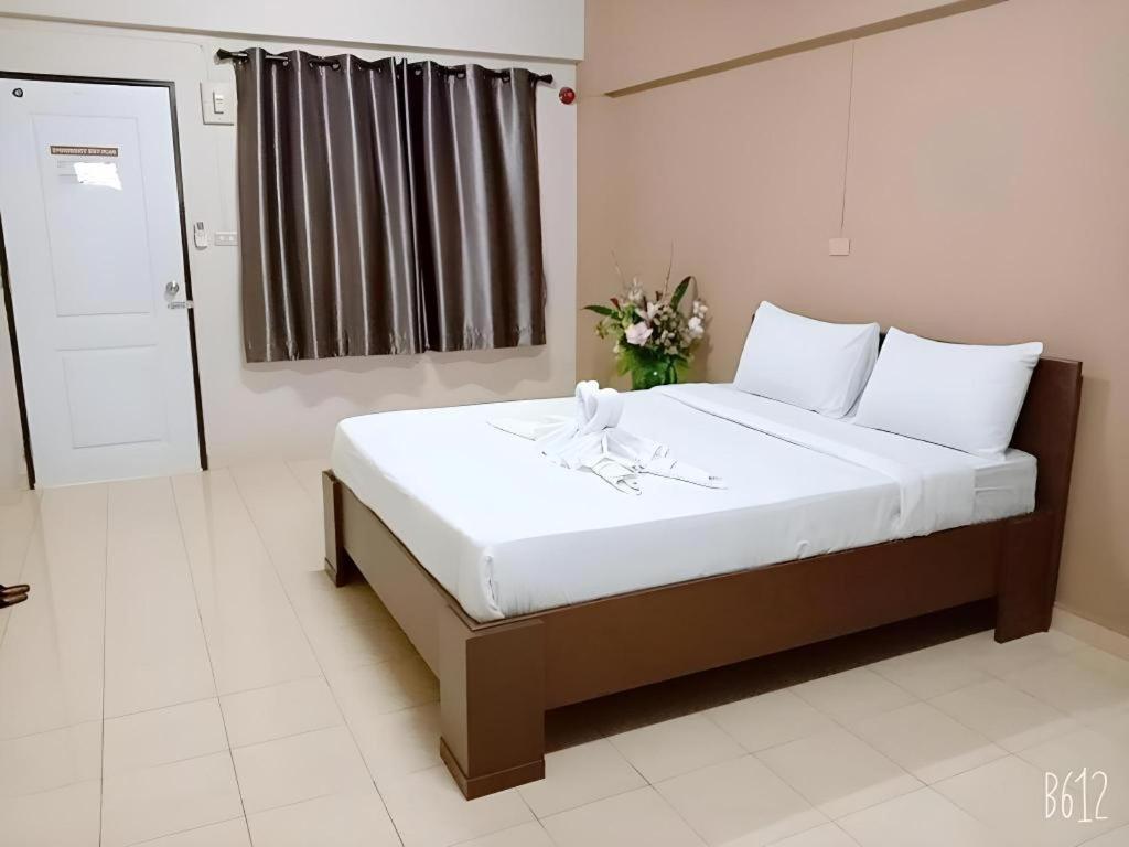 Postel nebo postele na pokoji v ubytování Capital O 75406 Hotel M Rojana