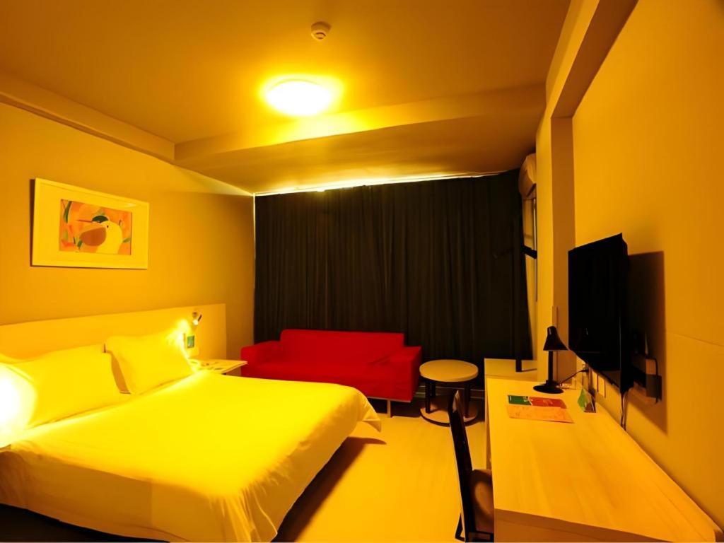 una habitación de hotel con una cama y un televisor en Jinjiang Inn JiNan Daminghu New Scenic Area Lishan Road, en Jinan