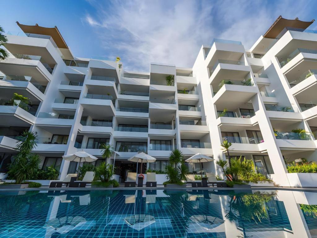 Bild eines Gebäudes mit Pool in der Unterkunft Sansuri Resort in Surin Beach