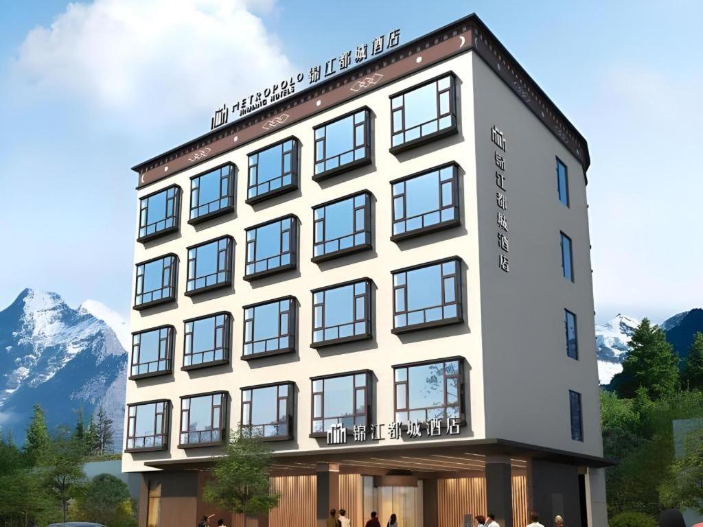 ein Hotel mit Bergen im Hintergrund in der Unterkunft Metropolo Hotel YunNan Shangri-la Karma Dan Songzanlin Temple in Shangri-La