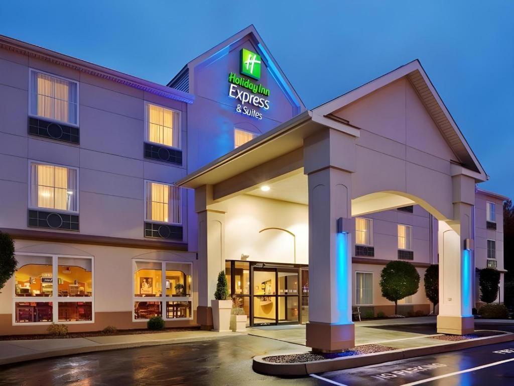 a hotel with a sign on the front of it at Holiday Inn Express Frackville Hotel By IHG in Frackville