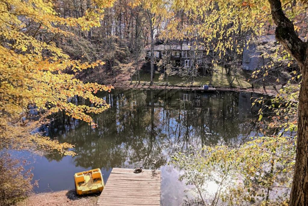 een huis op een dok in het midden van een meer bij Lakeside Bliss in Hot Springs