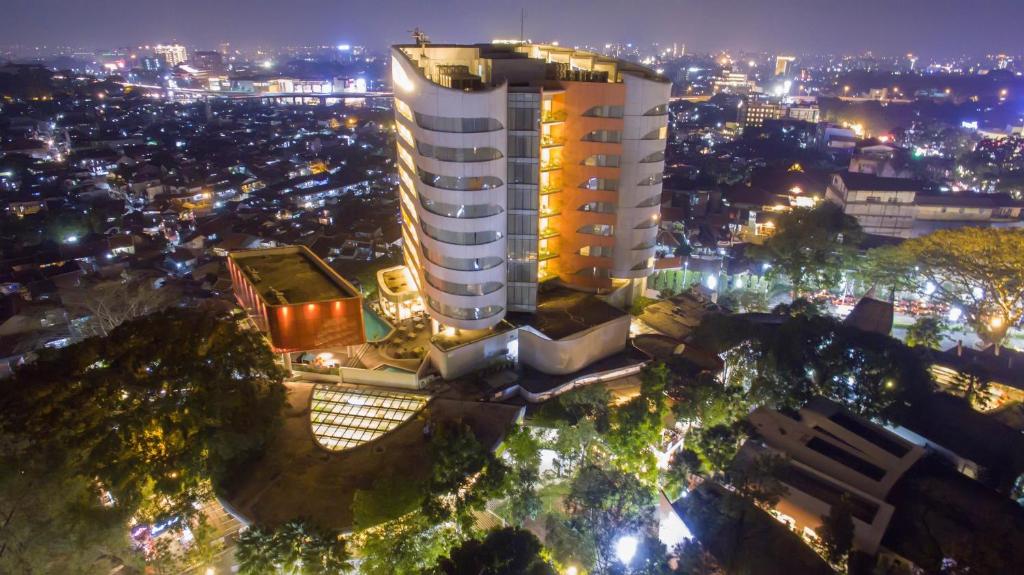 Vista generica su Bandung o vista sulla città dall'interno dell'hotel