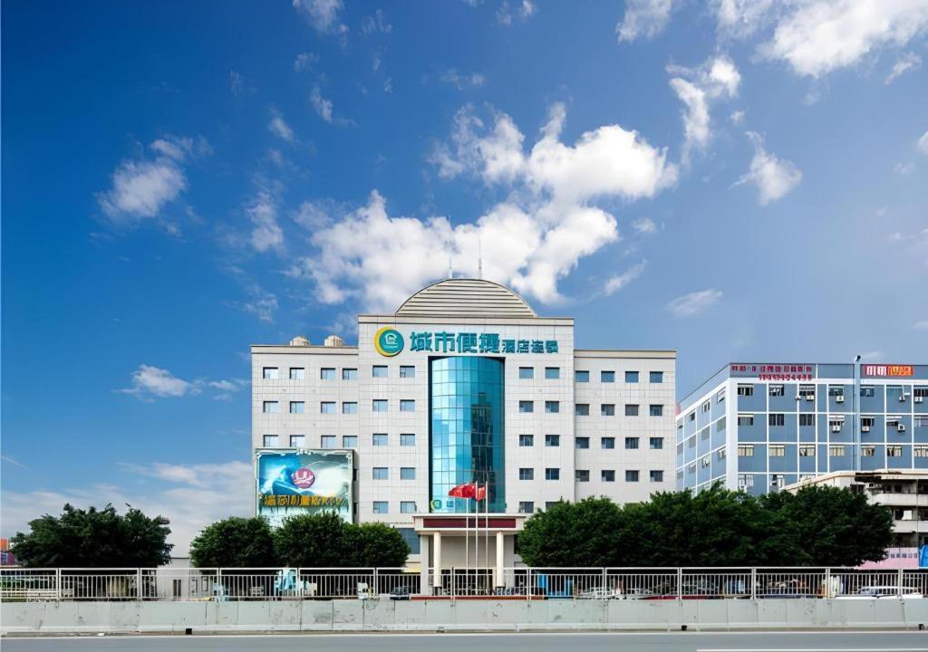 duży biały budynek z napisem na nim w obiekcie City Comfort Inn Dongguan Humen Wanda High-speed Railway Station Beizha w mieście Dongguan