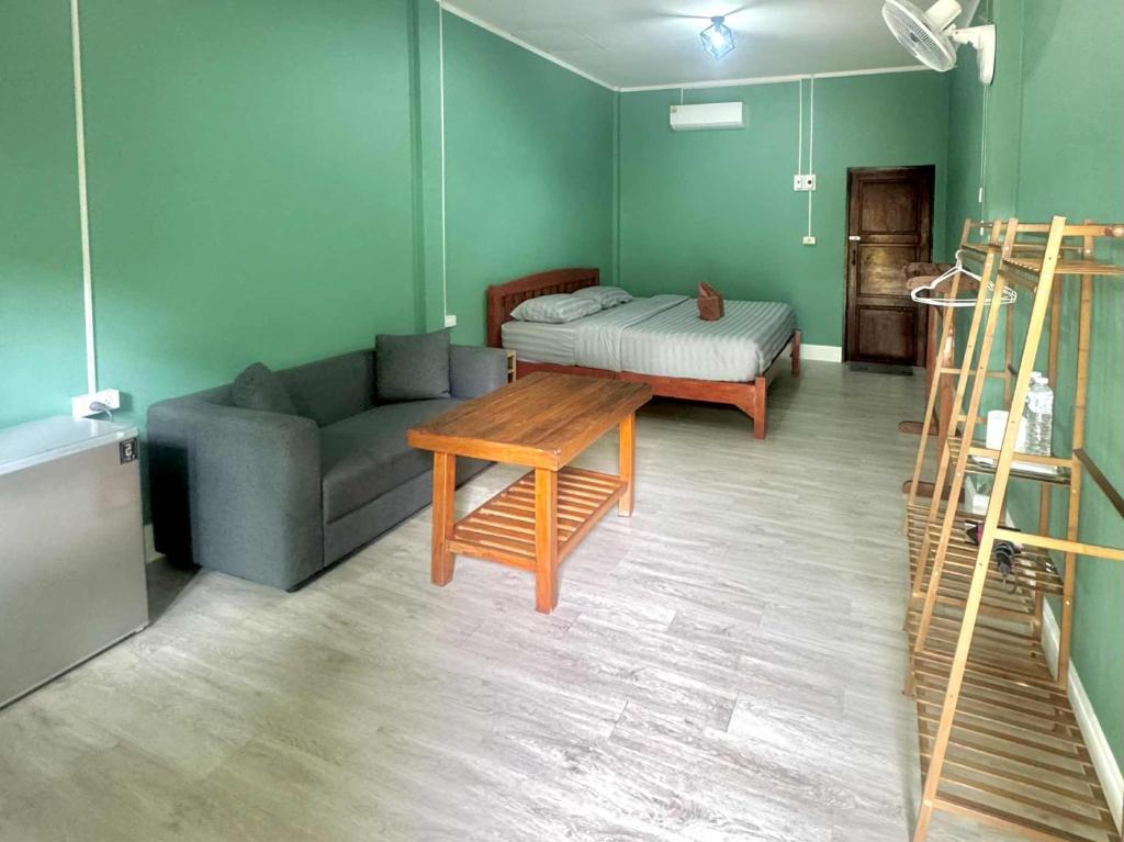 Butterfly Resort Hostel, Pai - 1