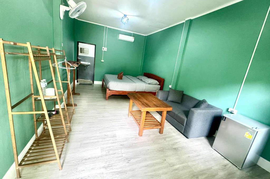 Butterfly Resort Hostel, Pai - 3