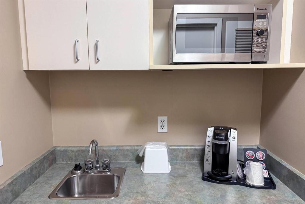 Super 8 by Wyndham Edmonton South - Resim 40