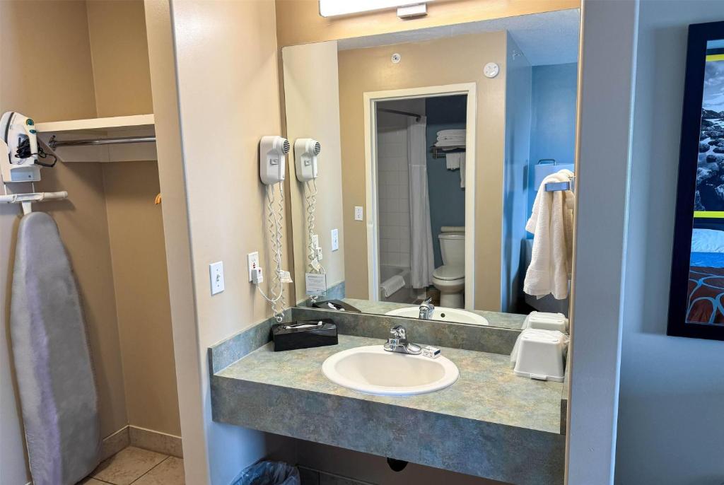 Super 8 by Wyndham Edmonton South - Resim 44