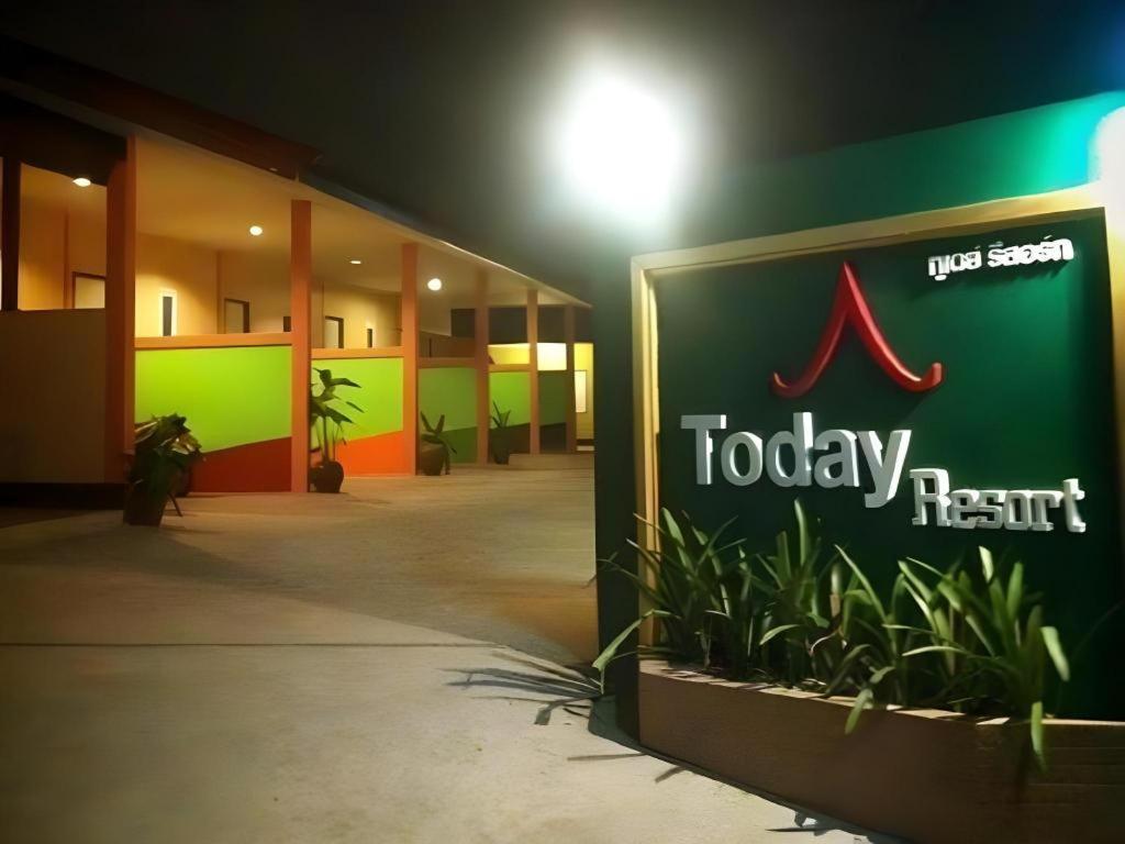 une enseigne de restaurant de Tokyo devant un bâtiment dans l'établissement Today Resort, à Hat Yai