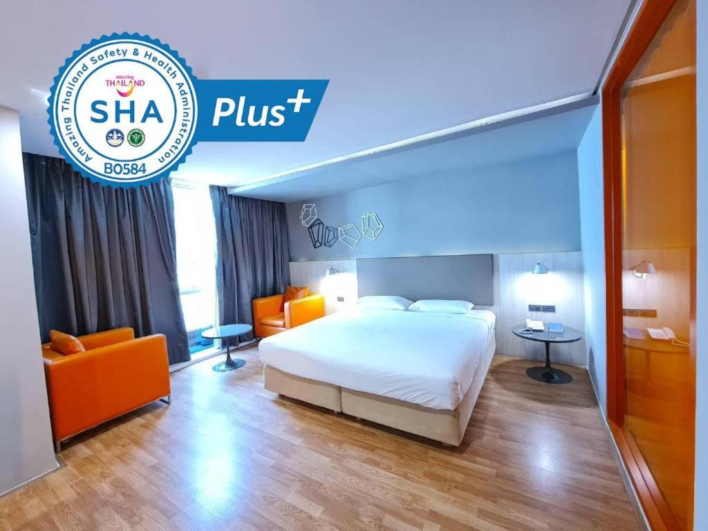 En eller flere senge i et værelse på The Heritage Silom Hotel