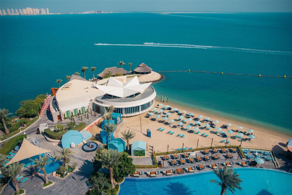 una vista aerea di un resort con spiaggia di Hilton Doha a Doha