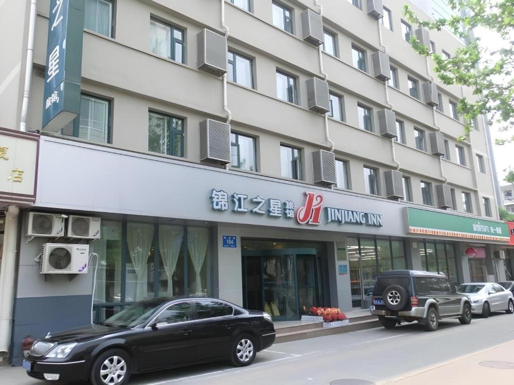 Un coche negro aparcado delante de un edificio en Jinjiang Inn Jinan Shimao Kuanhouli Quancheng Road, en Jinan