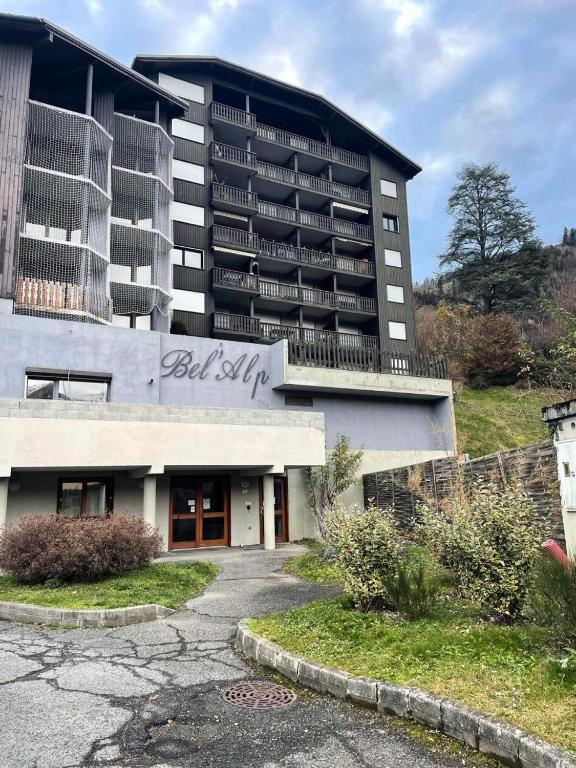 un bâtiment avec les mots Bushley écrits dessus dans l'établissement Résidence Bel Alp - BEL ALP 3 MAE-6771, à Saint-Gervais-les-Bains