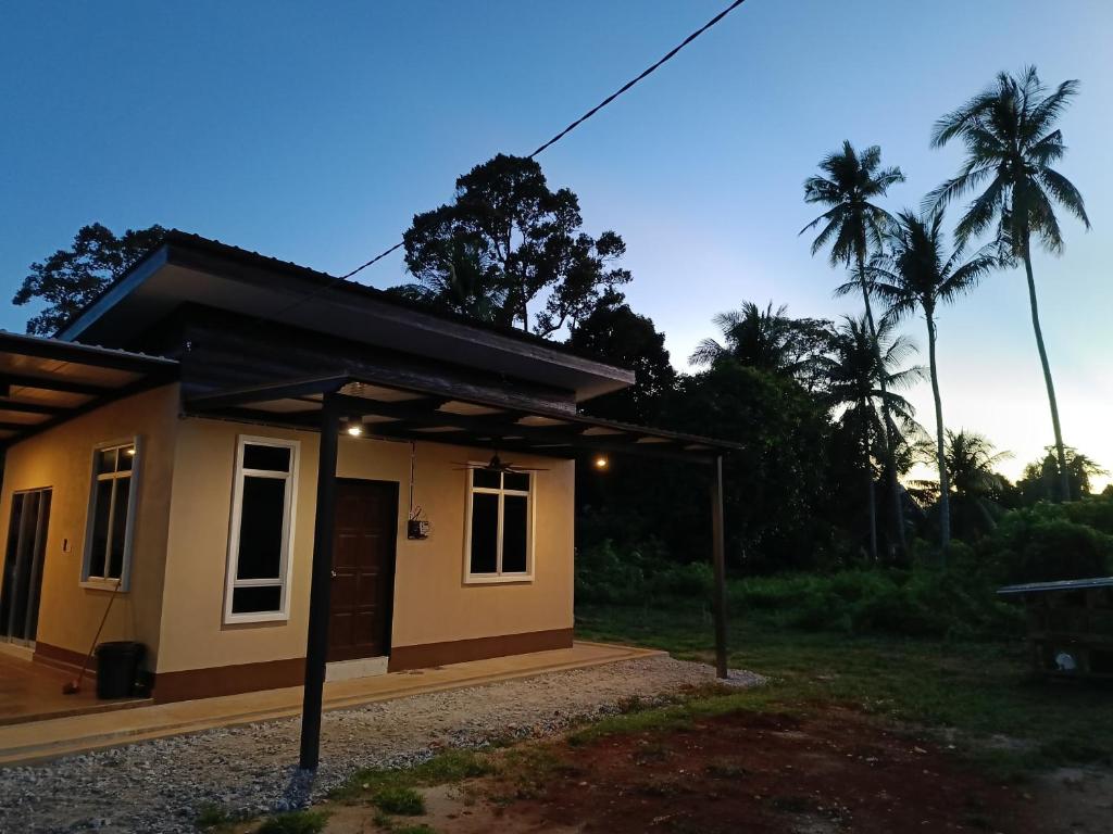 a small house with a roof at Supa Dupa Homestay Merbok 2 in Kampong Merbok