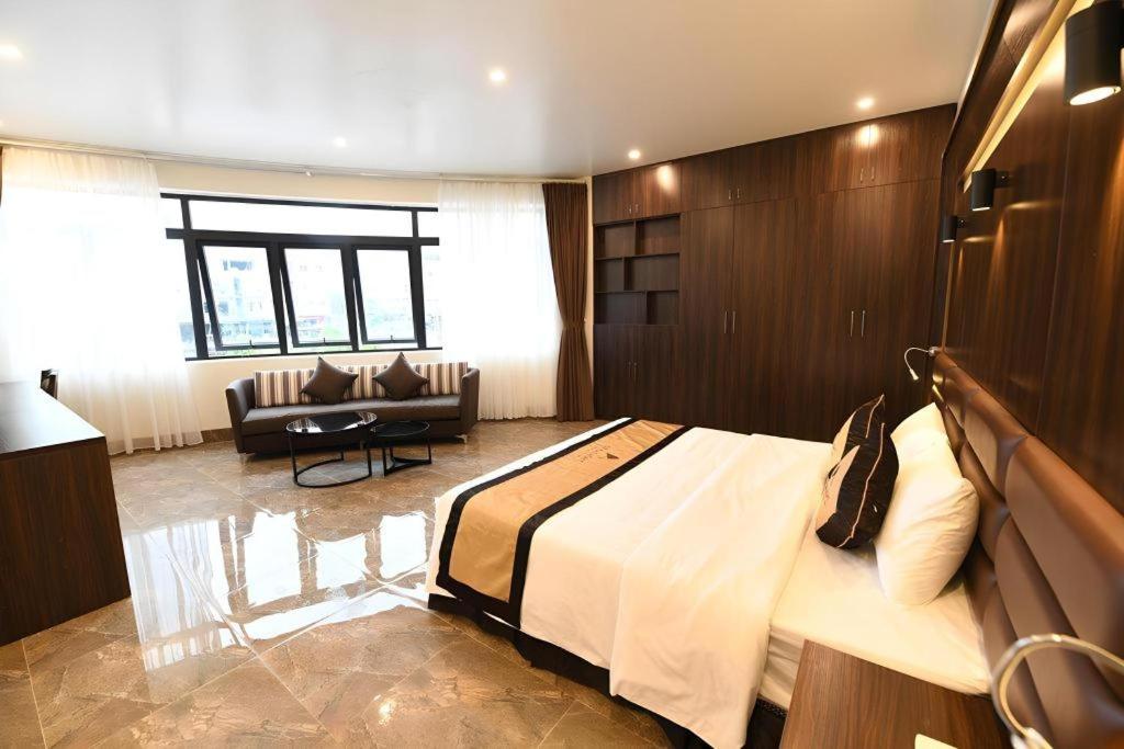 Giường trong phòng chung tại CoTo Starlight Boutique Hotel