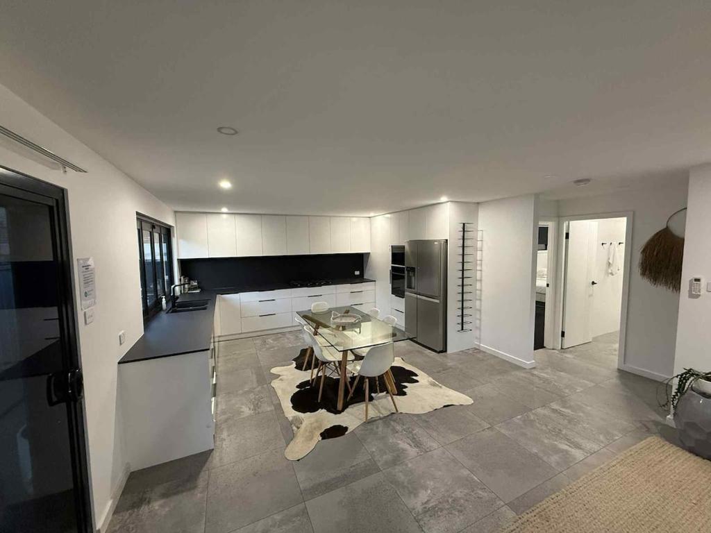 Kuchyň nebo kuchyňský kout v ubytování Beach Lane - Modern Coastal Stay