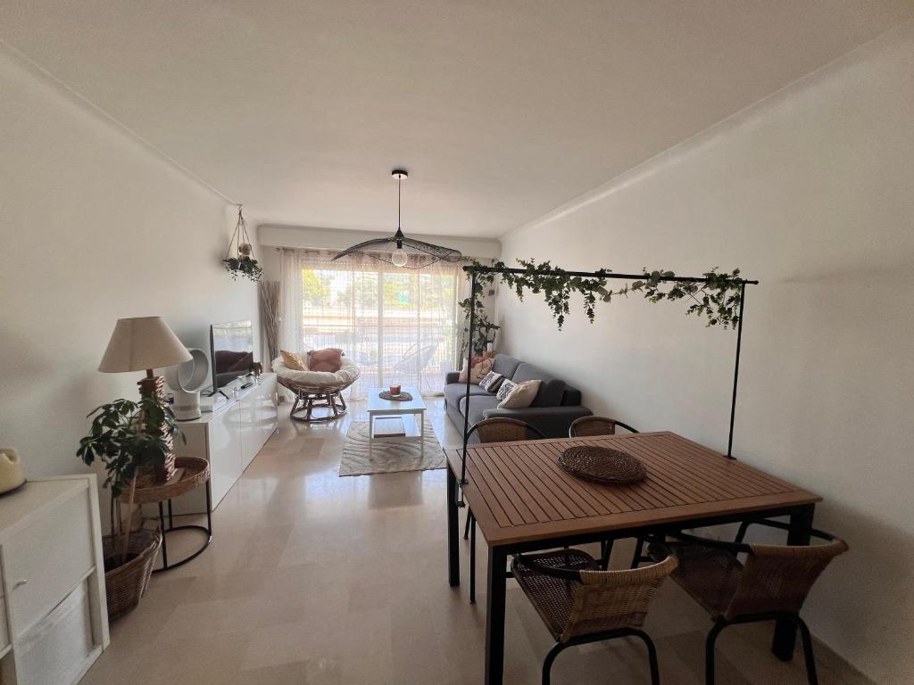 un salon avec une table et un canapé dans l'établissement Appartement Le Cannet, au Cannet