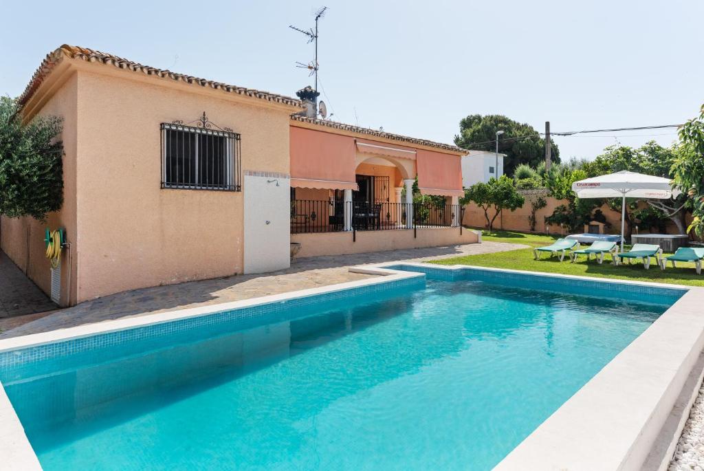 una piscina frente a una casa en Casa Jacamar, en Marbella