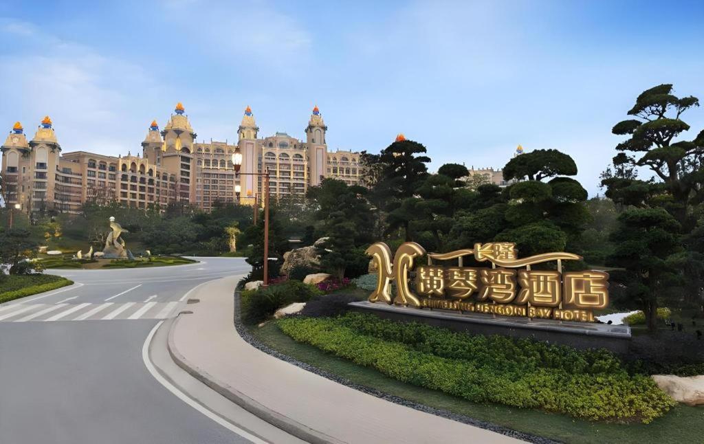 珠海市にあるChimelong Hengqin Bay Hotelの大きな建物前の看板