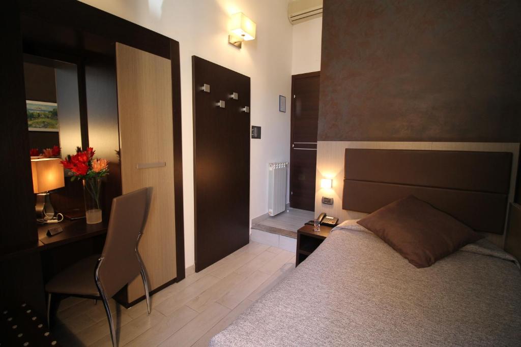 Postel nebo postele na pokoji v ubytování Hotel Charter