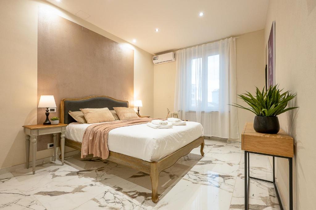 トリノにあるLingotto Fiere - Eataly Luxury by RD Domusのベッドと大きな窓のある寝室