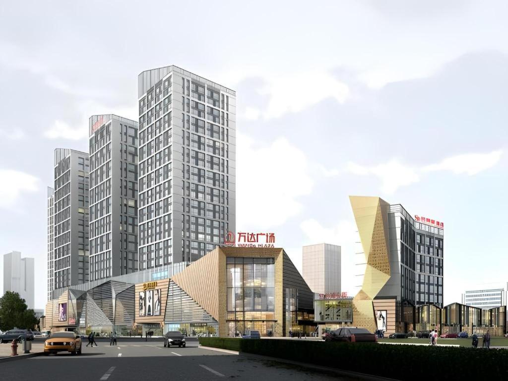 eine Stadt mit hohen Gebäuden in der Unterkunft Jinjiang Metropolo Nanchang Honggutan Wanda Plaza in Nanchang