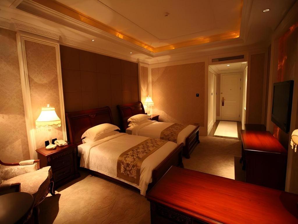 Giường trong phòng chung tại GreenTree Inn Sichuan Chengdu Airport Road Express Hotel