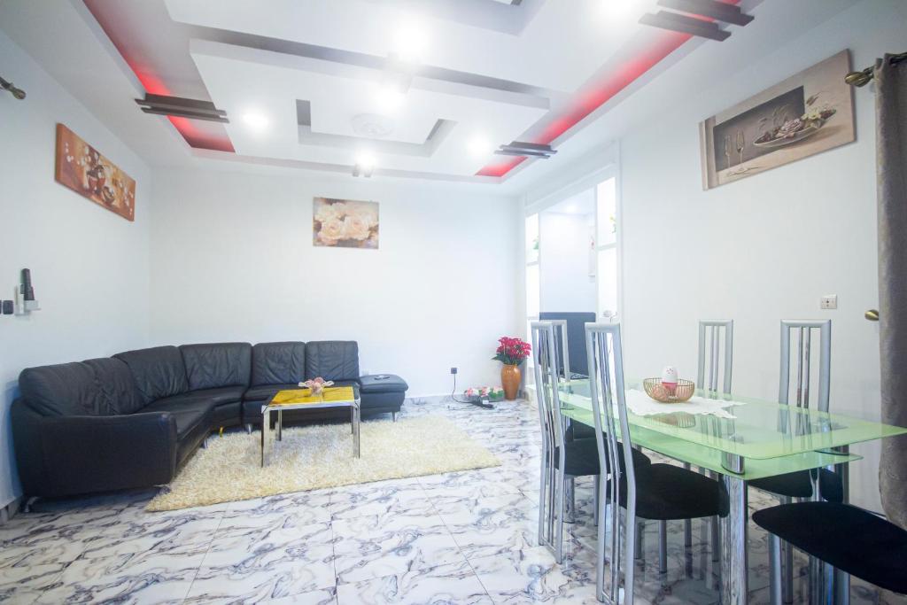 Гостиная зона в Chic Appart VIP DIAMOND Luxe Confort et Élégance à Douala Stade Bonamoussadi
