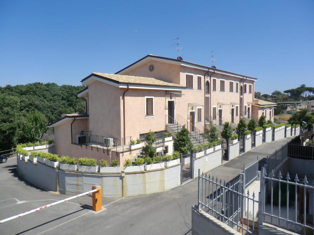 una casa con una valla delante de ella en Il Casaletto Dei Ludi, en Aranova