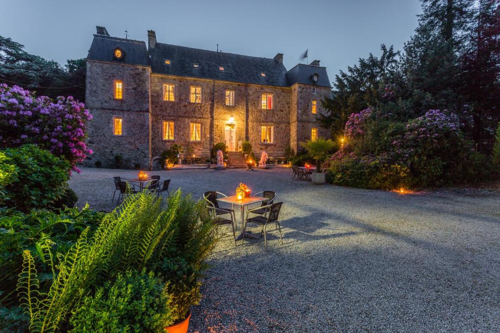 ein Haus mit einem Tisch und Stühlen davor in der Unterkunft Chateau Le Val in Brix