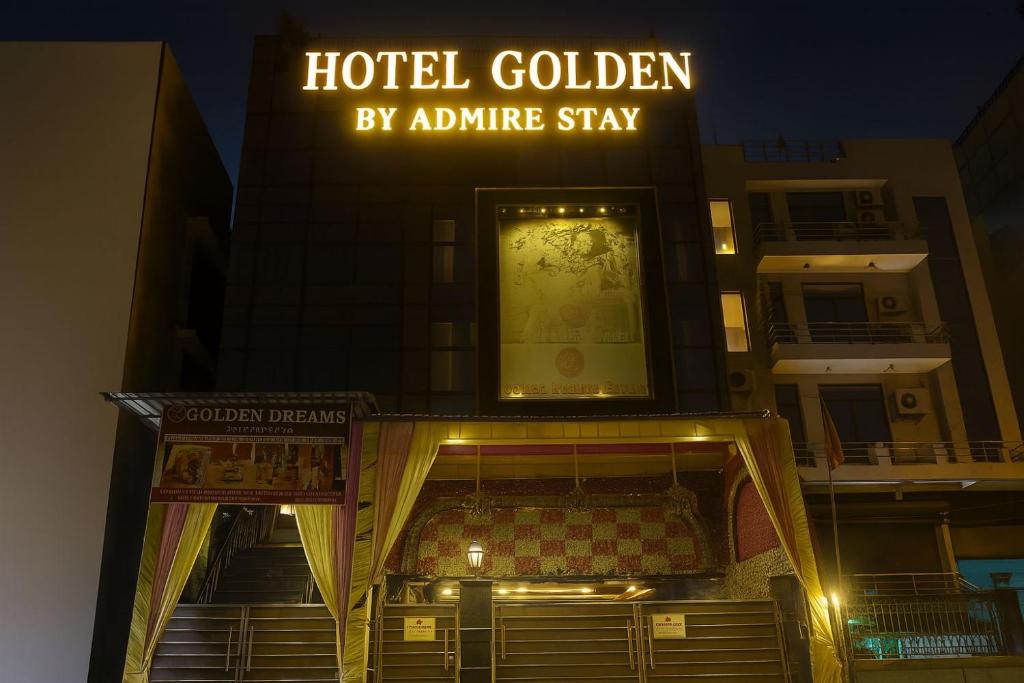 un bâtiment d'hôtel avec un panneau indiquant « collagène d'hôtel » par appliancestay dans l'établissement Hotel Golden By Admire Stay, à Jāmb