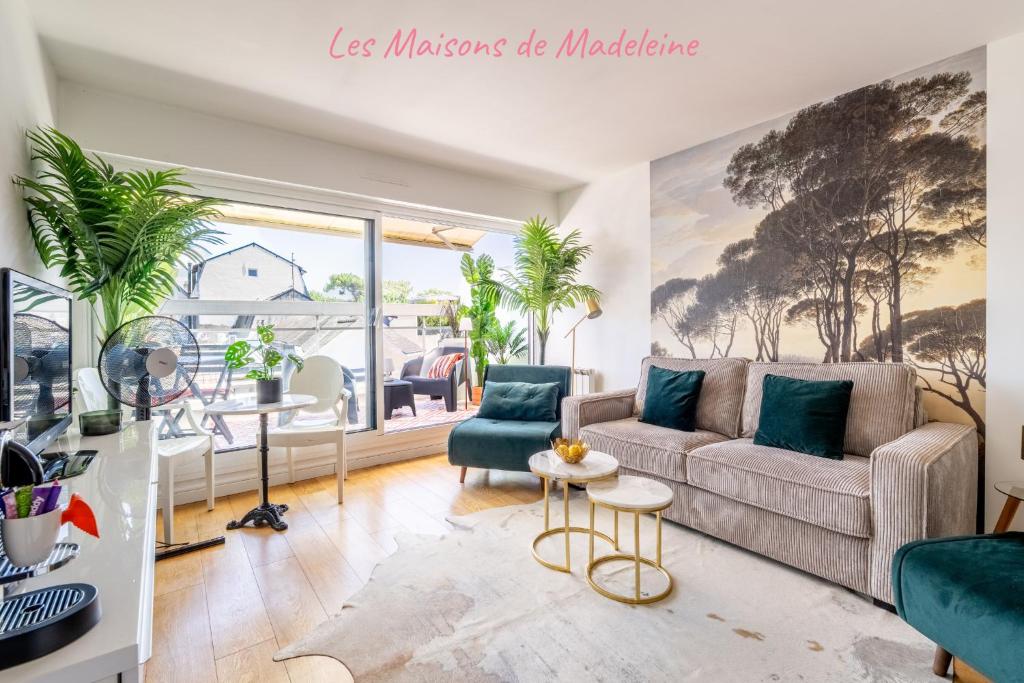 a living room with a couch and a table at Le Raffiné - Studio avec balcon, proche de l'océan in La Baule