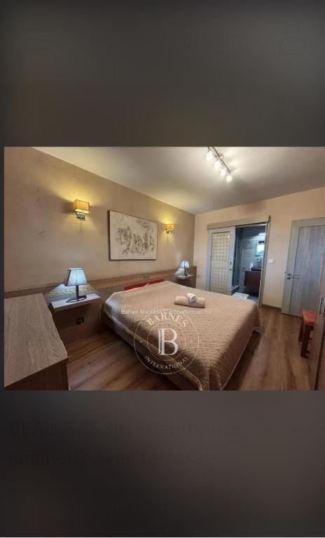 a hotel room with a bed and a window at Chez Carole in Rose Hill