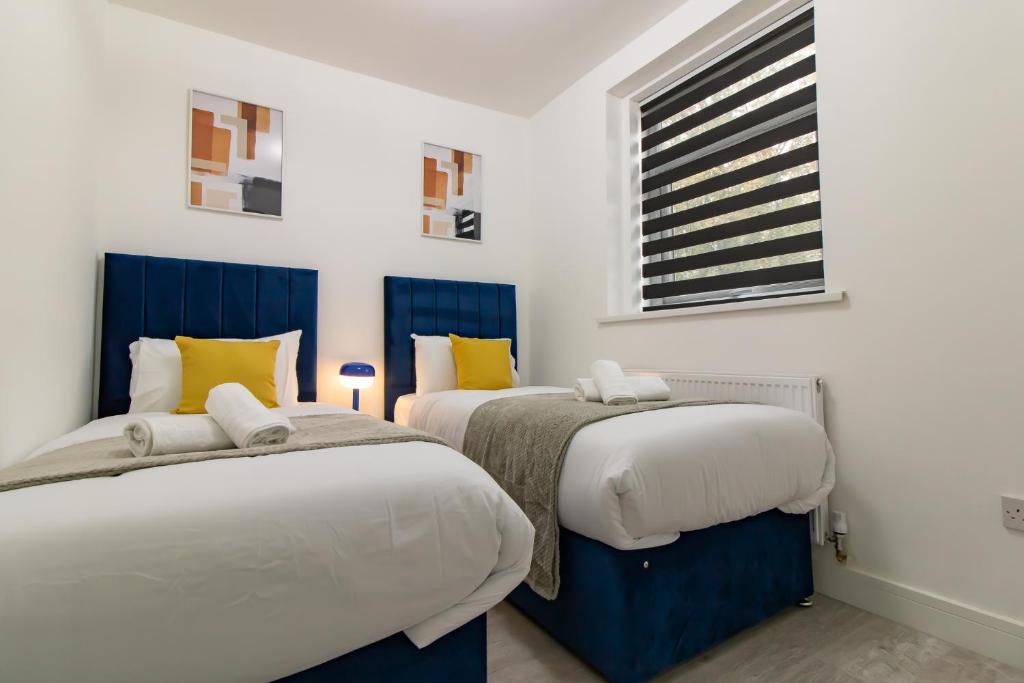 twee bedden naast elkaar in een kamer bij 2BR Home - 4 Beds, 1 Bath - Sleeps 4 - Book Now for New Year in Ashington