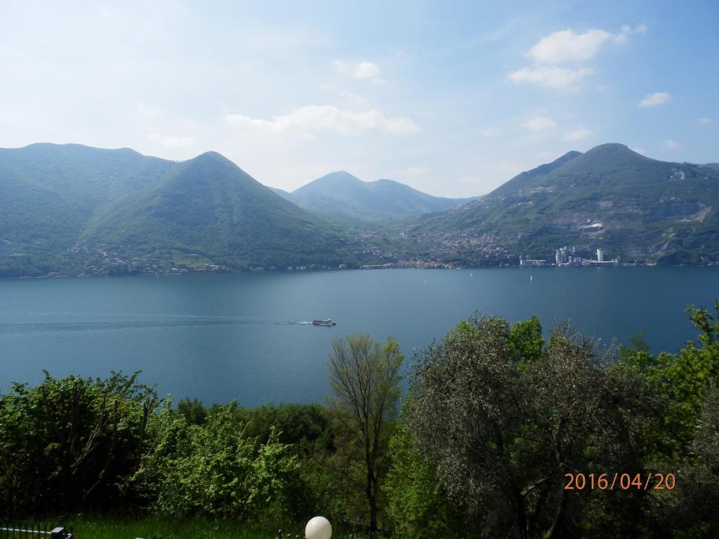 uma vista para um lago com montanhas ao fundo em Appartamento Bella Isola em Monte Isola