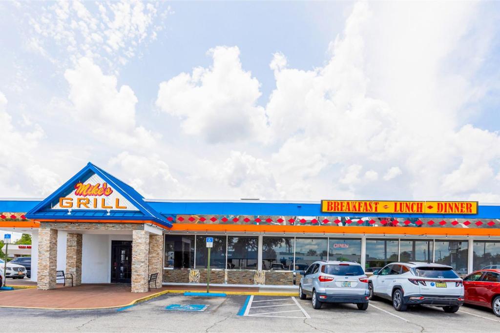 a building with cars parked in a parking lot at Oyo Hotel Bartow in Bartow