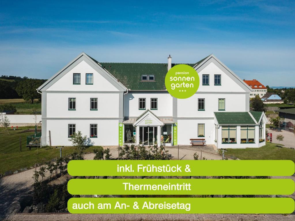 ein Bild eines weißen Hauses mit den Worten Irik Fletcherick und ihr in der Unterkunft Pension Sonnengarten & Therme included - auch am An- & Abreisetag! in Lutzmannsburg