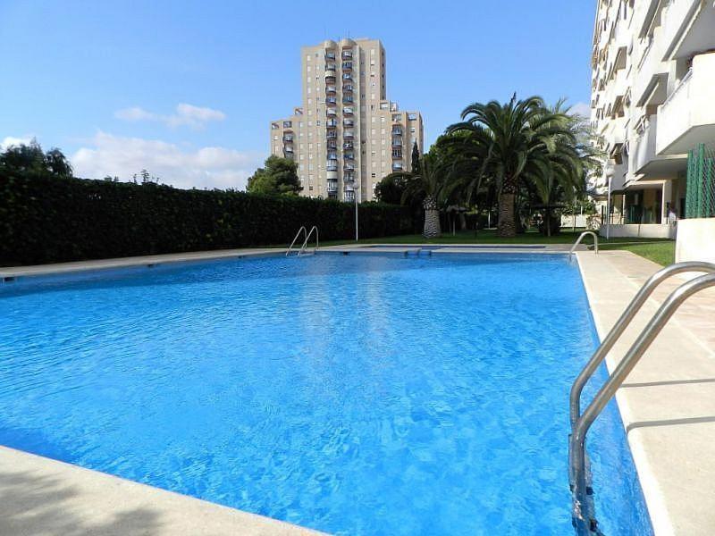 Una gran piscina azul al lado de un edificio en Piso en 2ª linea de Playa TRJ2C, en La Venteta