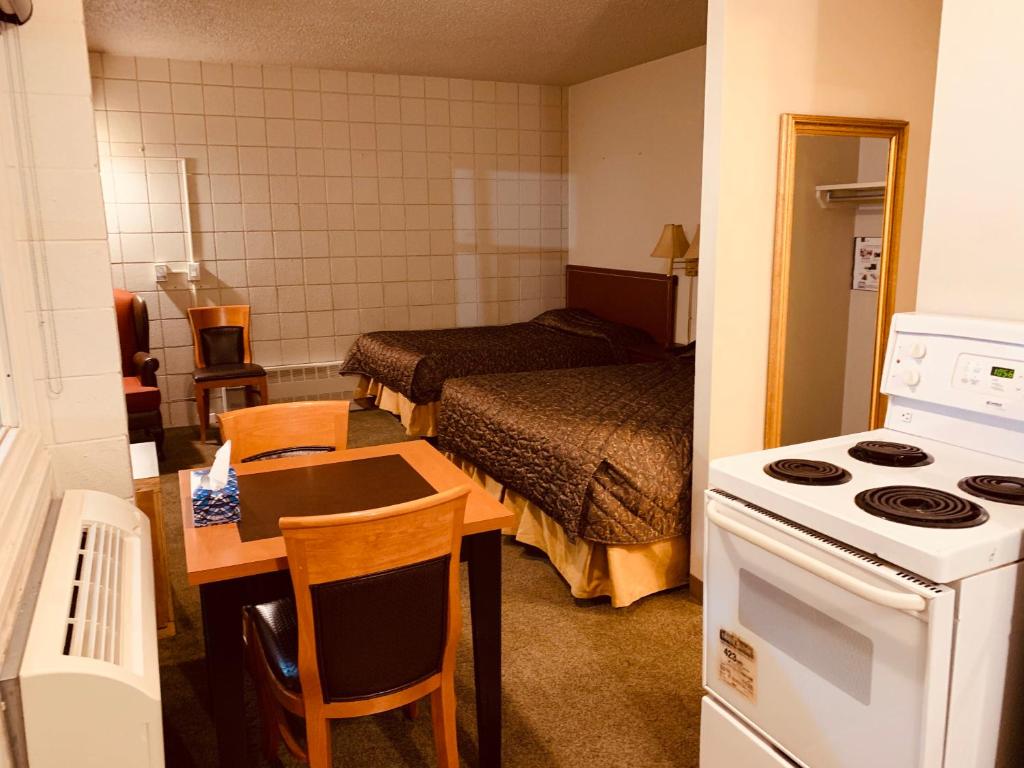 Kuchyň nebo kuchyňský kout v ubytování Red Carpet Inn & Suites