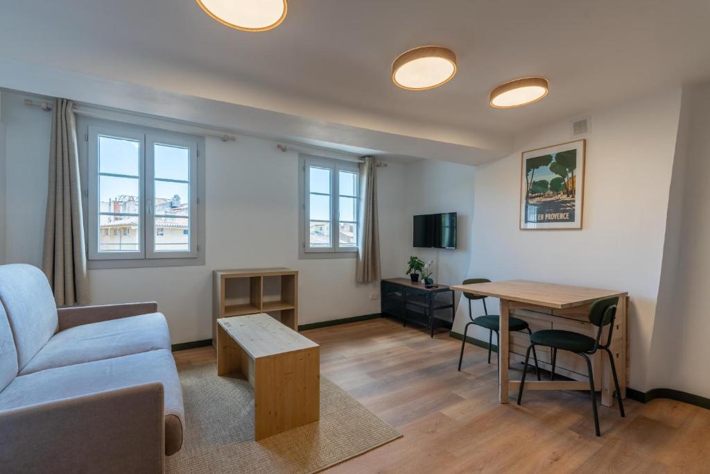 un salon avec un canapé et une table dans l'établissement Studio climatisé plein centre 4eme étage, à Aix-en-Provence