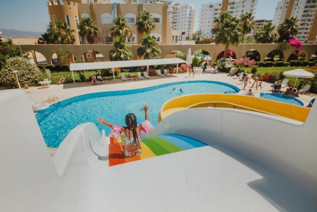 Bazén v ubytování Pool View One-Bedroom Apartment at Caesar Resort Complex nebo v jeho okolí