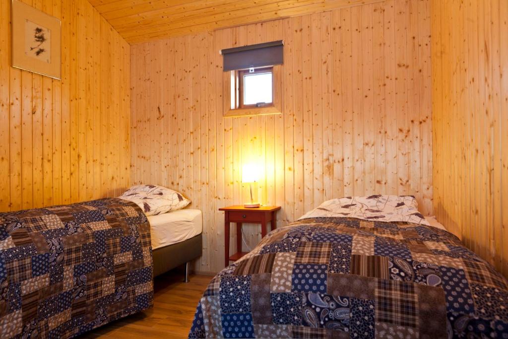 Postel nebo postele na pokoji v ubytování Fossatún Sunset Cottage