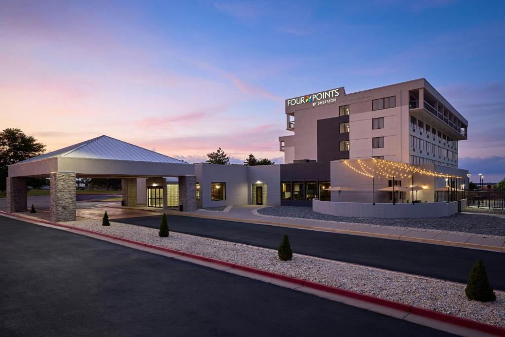 una representación de la parte delantera de un hotel con un edificio en Four Points by Sheraton Englewood Centennial Airport, en Englewood