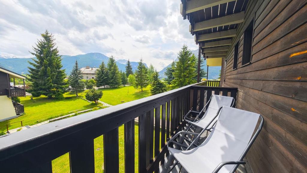 a balcony with a bench on the side of a building at Hostdomus - Alpine Suite in San Sicario