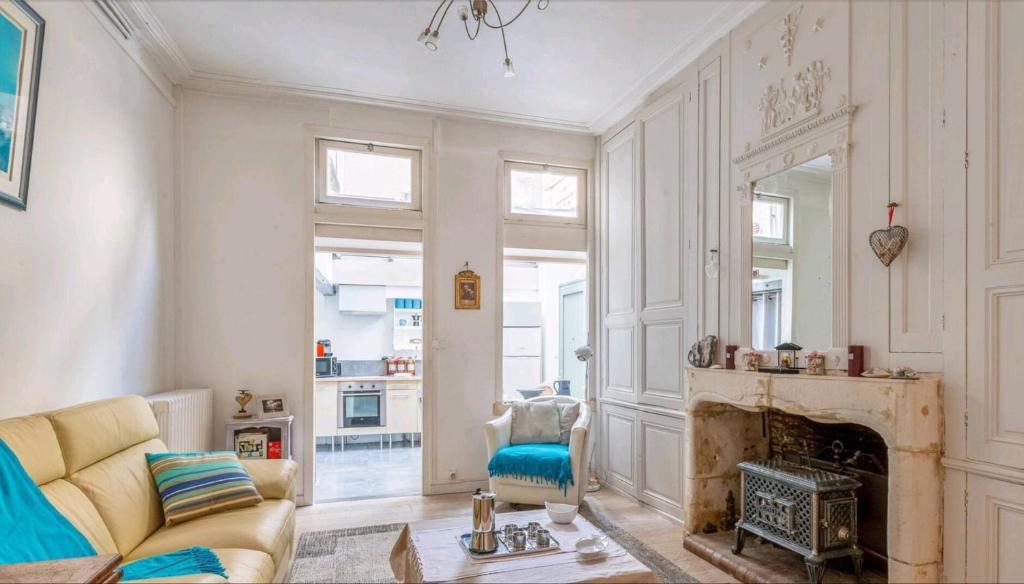 un salon avec un canapé et une cheminée dans l'établissement L'atypique, au centre ville pour 4 à 5 personnes, à La Rochelle