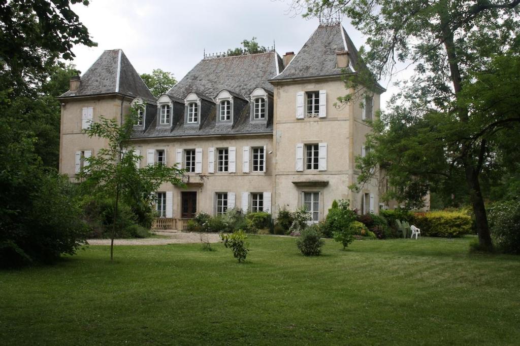 Cambounet-sur-le-SorChâteau Belle au Bois Dormant的大房子,有大院子,有绿草